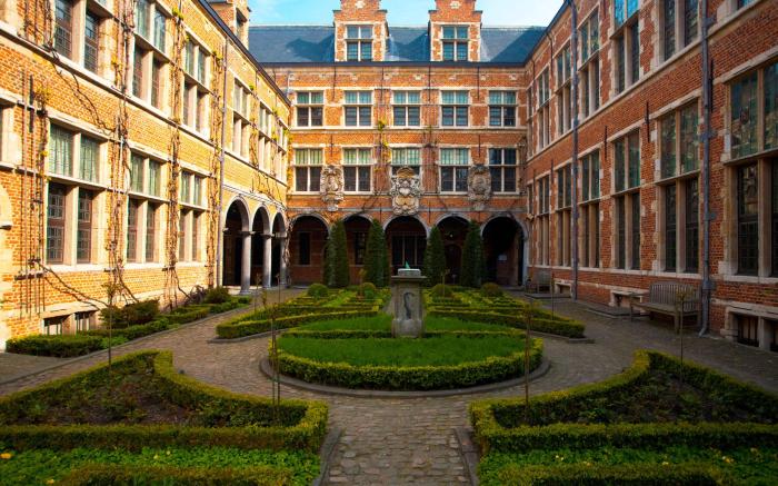 OneLuxStay near Fashion District