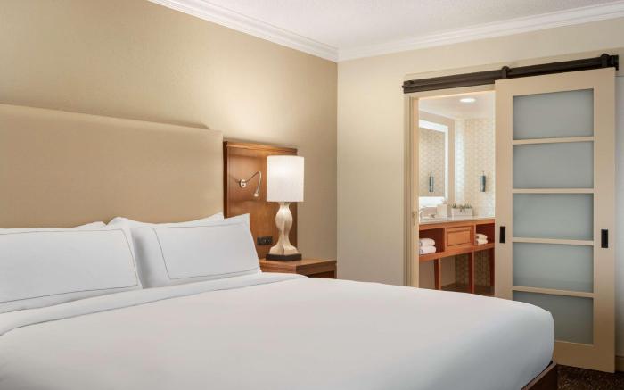 DoubleTree by Hilton Fort Myers at Bell Tower Shops