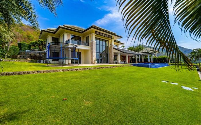 Luxury Mansion On Golf Course (BMG5)
