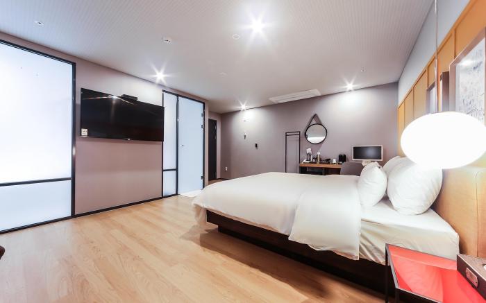 Seomyeon Brown-Dot Hotel Gold