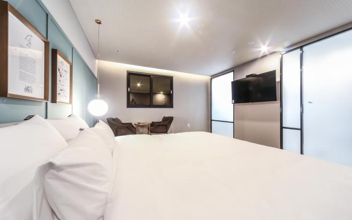 Seomyeon Brown-Dot Hotel Gold