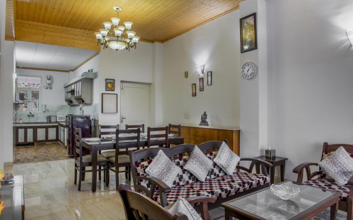 Kasauli Edge Apt with Balcony.