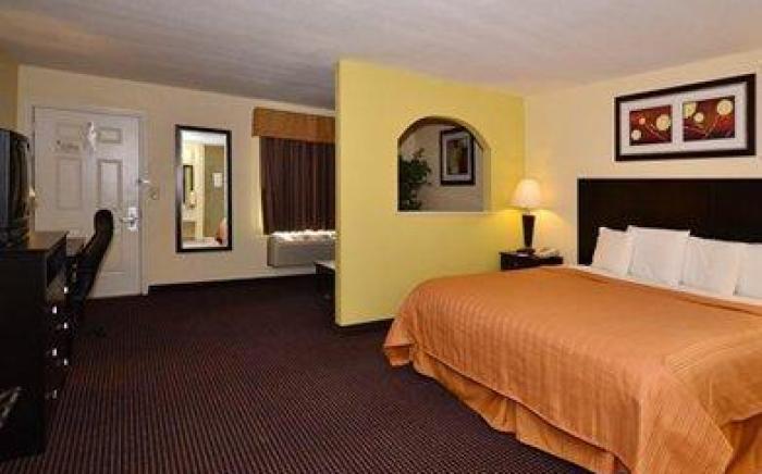 Econo Lodge Inn & Suites West - Energy Corridor