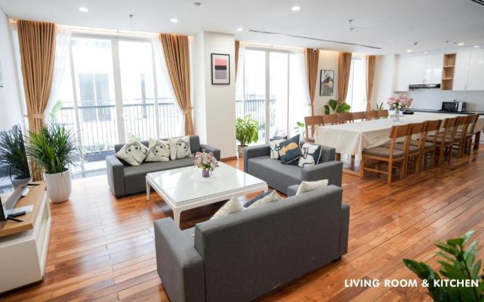 Modern & Charming Penthouse Apt* 5BRs in Center