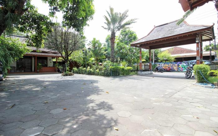 RedDoorz Plus near Alun Alun Selatan 2