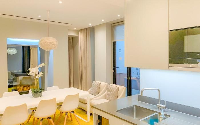 Splendour 3BR flat in Mayfair w/ Fireplace & Patio