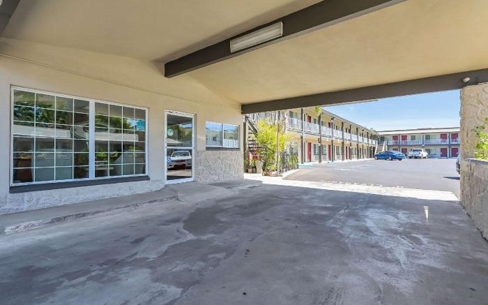 Econo Lodge Woodland near I-5