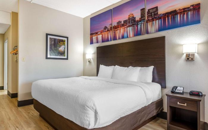 Clarion Pointe Louisville East