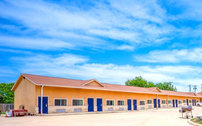 Atria Extended Stays By OYO, Jourdanton, TX