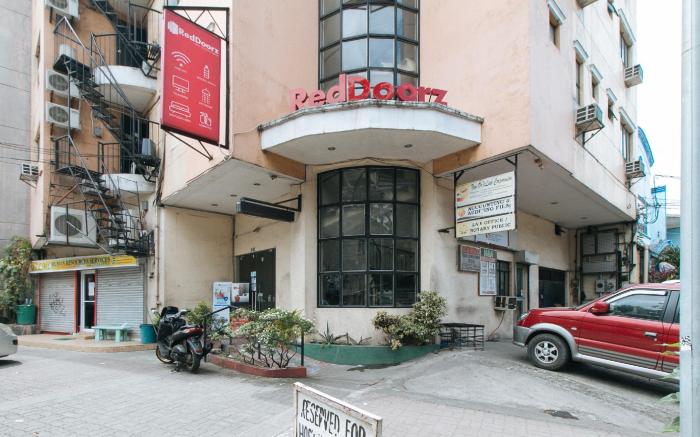 RedDoorz near Quirino Station Manila