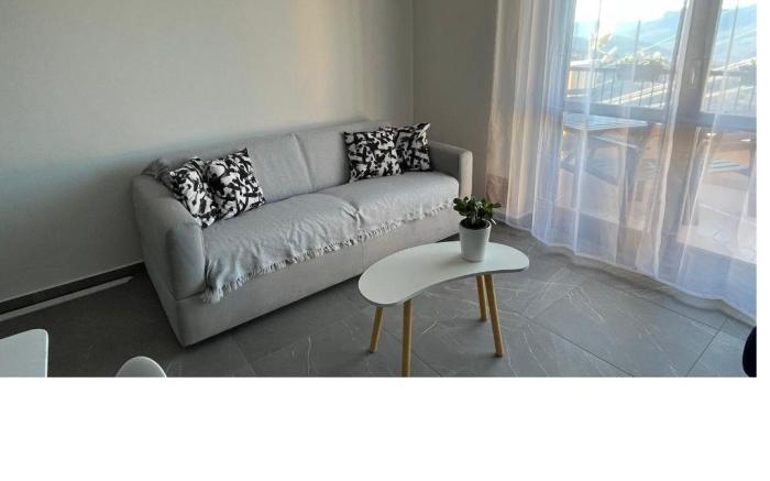 Apartment in quiet area with charming view of Lake Maggiore and mountains