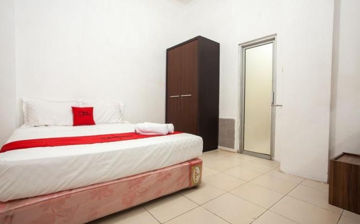 RedDoorz near Taman Bungkul