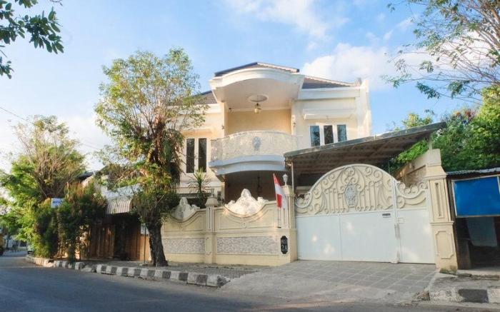 Queen House. Rumah Mewah dengan 5 kamar tidur