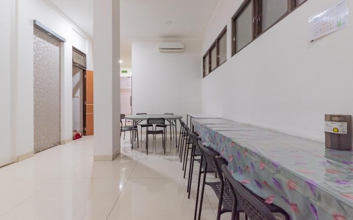 RedDoorz near Kiara Artha Park