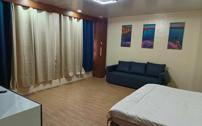 ZB- FAMILY ROOM 5 ( Good for 6-8) 