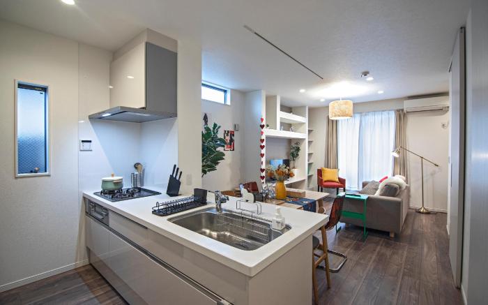 Tabitime・小路東 駅徒歩2分｜電車で難波まで13分｜新築3階車庫付き戸建て｜4LDK最大8人