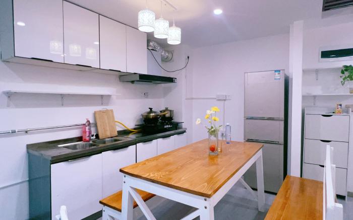The output for 特色青旅六人间床位 is: Six-Bed Dormitory in Featured Youth Hostel