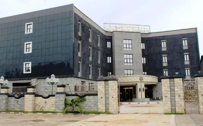 Candellux Imperial Hotel and Suites