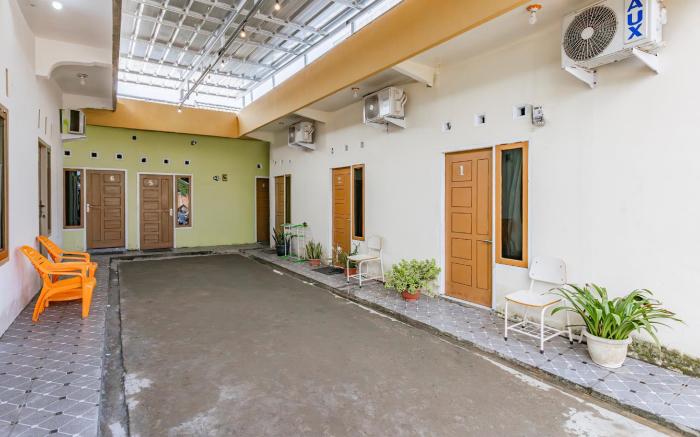 OYO 93714 Guest House Gembul Syariah
