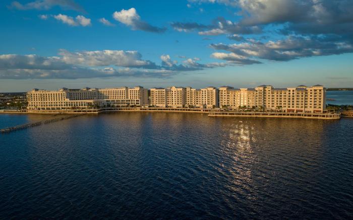 Sunseeker Resort Florida Gulf Coast, Curio Collection Hilton