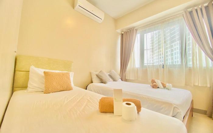 MACTANNEWTOWN2BR w/ 4 beds with Pool Access 