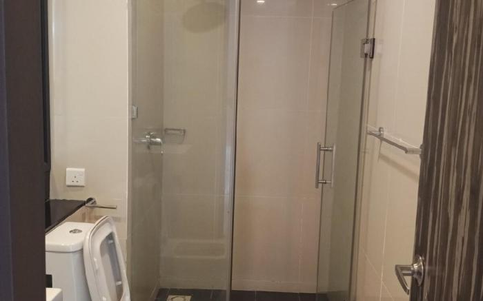 Spacious Unit with Free Carpark