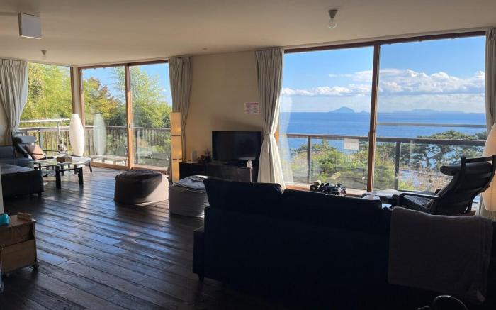 A villa overlooking the Izu sea and a starry sky.