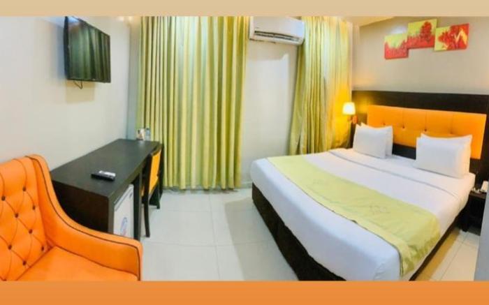 OAKSPRING HOTEL AND LUXURY SUITES