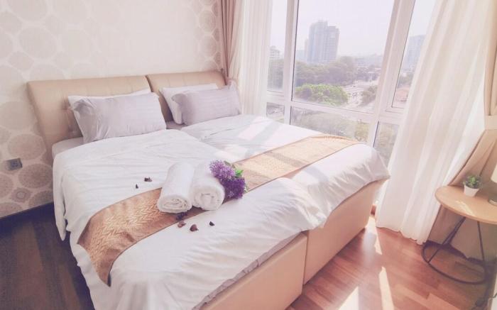 Lovely Designed Spacious Condo w Pool / Parking