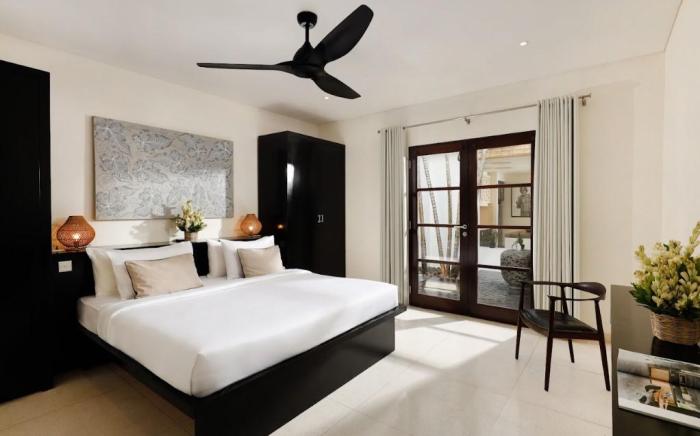 Black Beach Villa - Absolute Beachfront 