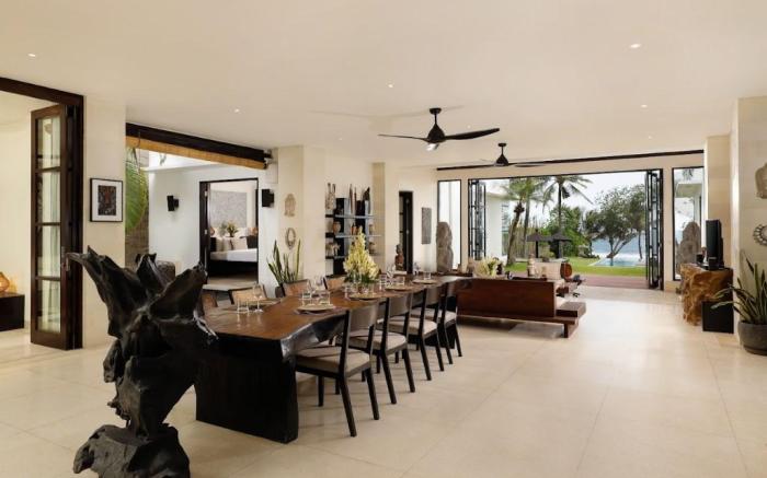 Black Beach Villa - Absolute Beachfront 