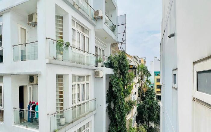 EMERALD APARTMENTS