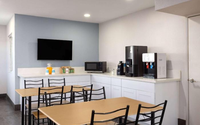Days Inn by Wyndham Bakersfield