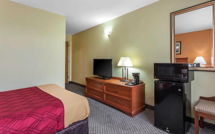 Econo Lodge & Suites