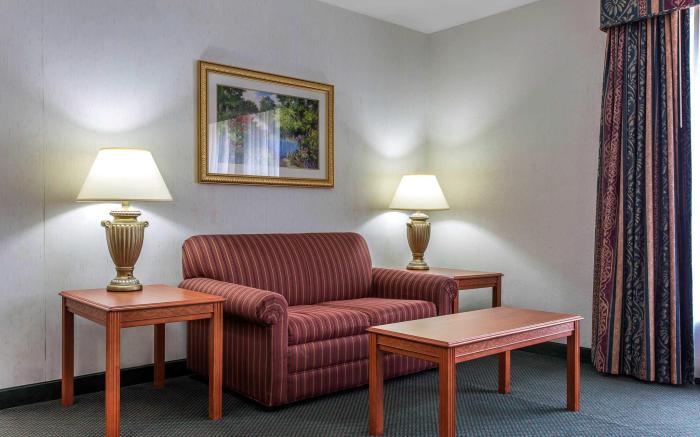 Econo Lodge & Suites