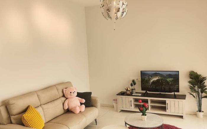 顶楼豪华版三房两厕4-12人适合家庭入住金海湾@Danga Bay YI JIA homestay