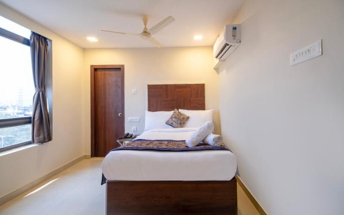 Monday hotels Swarnas The Capital