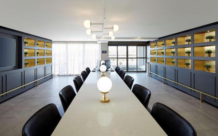 DoubleTree by Hilton Montreal Airport