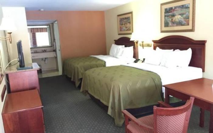 Econo Lodge Inn & Suites