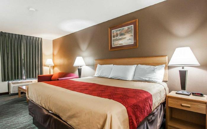 Econo Lodge Inn & Suites