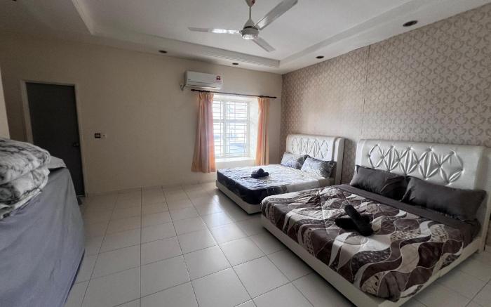Lovely Homestay 911 ( Setia indah )