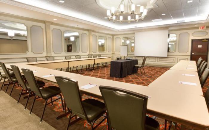 Drury Inn & Suites St. Louis Creve Coeur