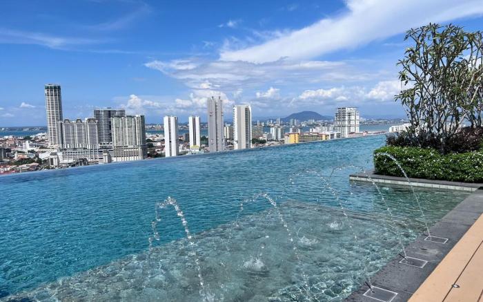 Georgetown 3 car park | SkyPool | Family 10 pax |