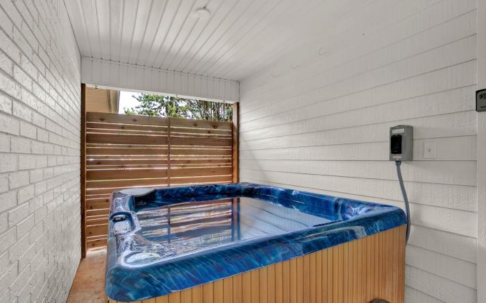 Wanderlust #2 | Hot Tub | Shared Outdoor Space 