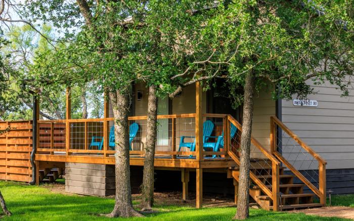 Bluebonnet Waterfront Cottage with Hot Tub