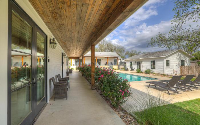 Schubert Inn Suite A with Pool-Grill - 2Blks to Main