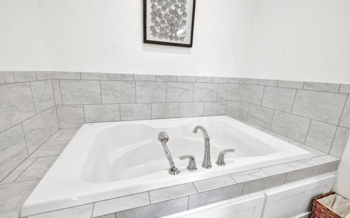 Schubert Inn Suite A with Pool-Grill - 2Blks to Main