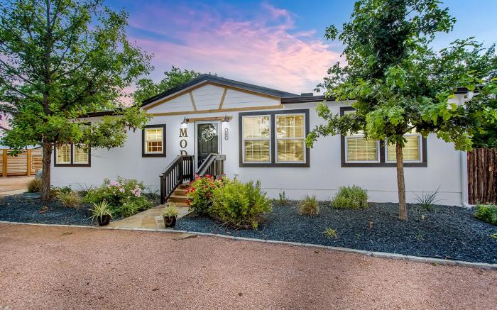 Poplar Place Mod with Hot Tub - 1 mi to Main Street