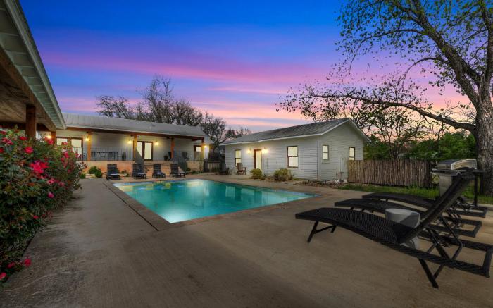 Schubert Inn Cottage - Pool - Walk to Main St