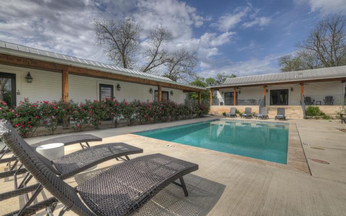 Schubert Inn Cottage - Pool - Walk to Main St